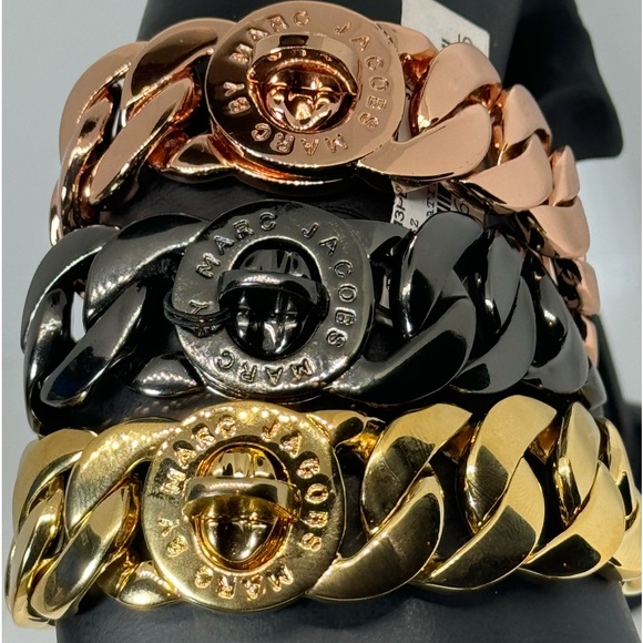 Marc by Marc Jacobs Chunky Turn lock closure
Bracelet in Rose Gold - Picture 7 of 12